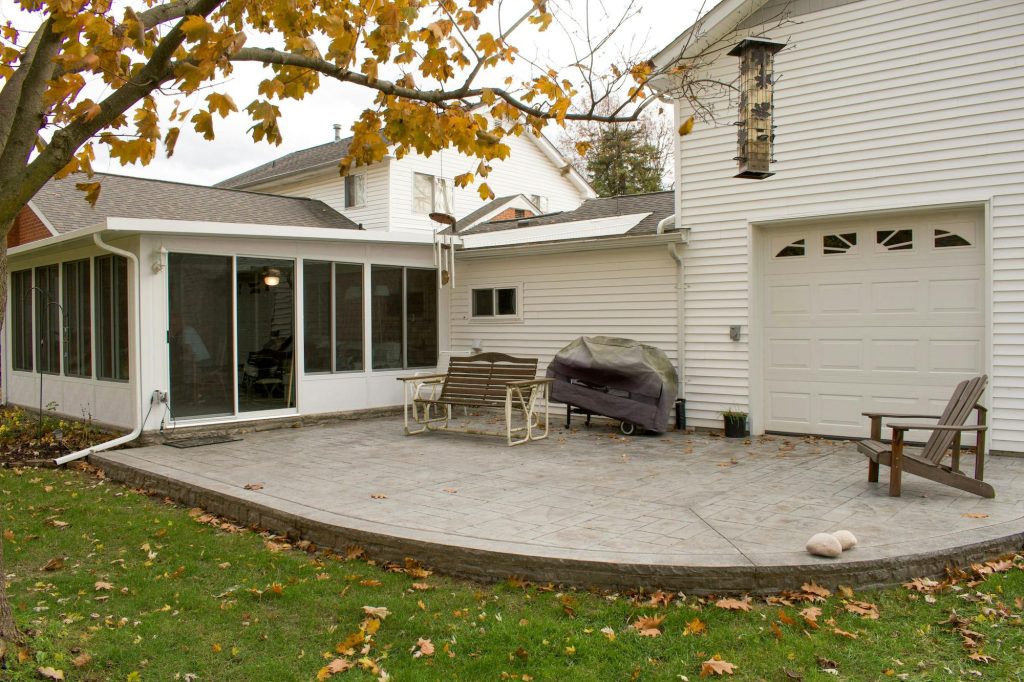 screen room with fall leaves 52348532 1411 44e6 9639 0b9ab9f2e499