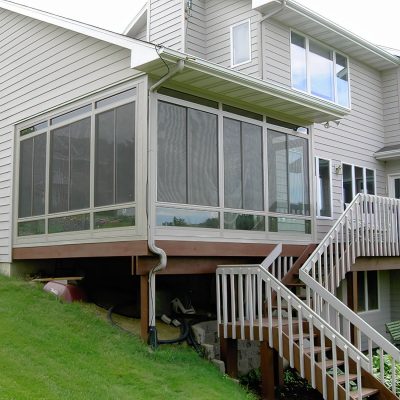EZE Breeze room sits on deck with stairs 43cd46ff d971 4d18 90a1 fec031ba8cb1